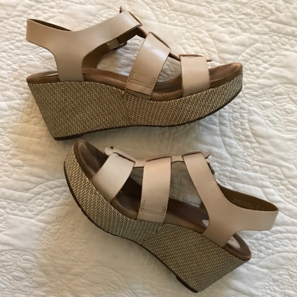 Clark’s artisan light tan wedges